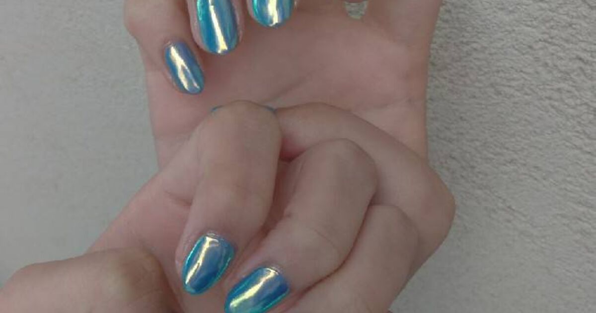 西宮夏ネイル ターコイズブルーにオーロラパウダー仕上げ 西宮でサロンを営み幅広いネイルデザインや施術内容をご紹介いたします
